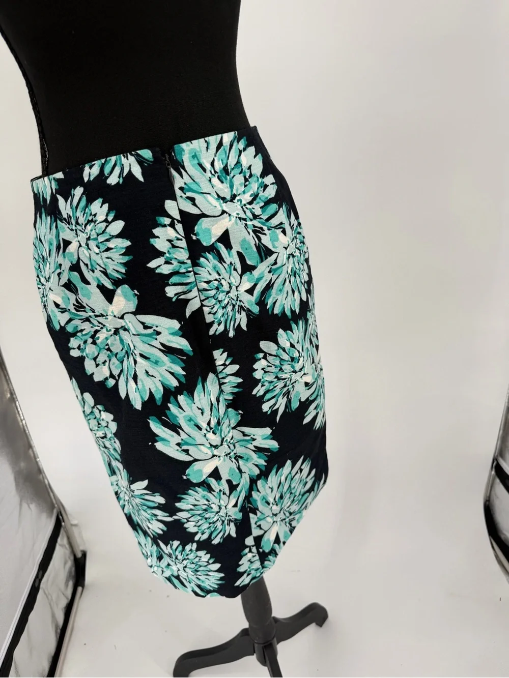 Ann Taylor Black Teal Floral Cotton Pencil Skirt Size 2 Knee Length Lined Office